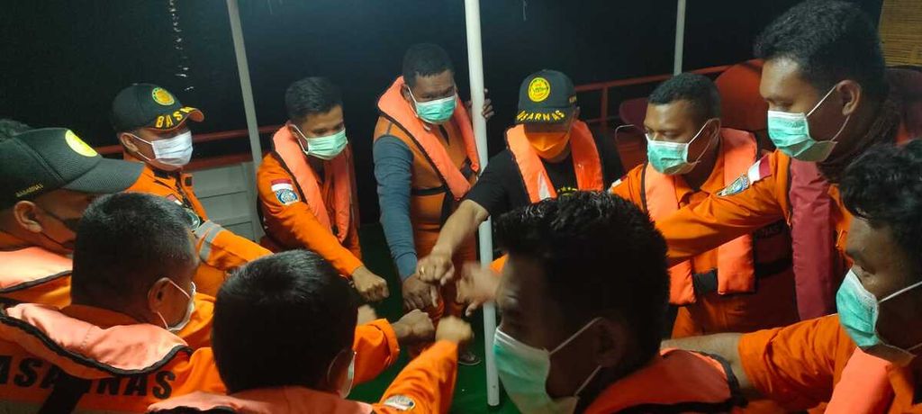 Tim SAR Kupang bertekat bersama untuk melakukan pencarian terharap enam nelayan asal Timor Tengah Utara yang dinyatakan hilang di perairan Laut Sawu, sejak Senin (29/8/2022) hingga Rabu (31/8/2022).