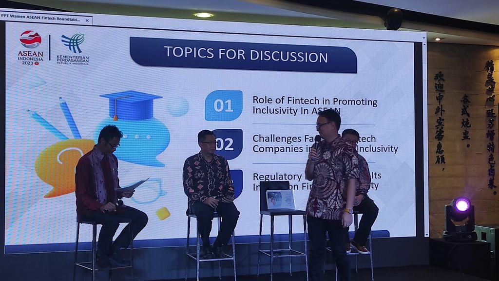 Diskusi "ASEAN BAC Fintech Roundtable Luncheon 2023" berlangsung pada Rabu (6/9/2023) di Jakarta. Diskusi ini menghadirkan sejumlah narasumber. Tampak dalam foto ini Sekjen AFPI Sunu Widyatmoko, Direktur Pengembangan Industri Keuangan Nob Bank dan Inovasi Keuangan Digital Otoritas Jasa Keuangan Edi Setiawan, Wamendag Jerry Sambuaga, dan Head of Overseas Business FinVolution Group Ming Gu.