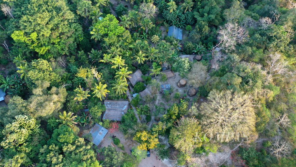 Foto udara sonaf Boti di Desa Boti, Kecamatan Kie, Kabupaten Timor Tengah Selatan, Nusa Tenggara Timur, Senin (7/8/2023). Warga Boti yang masih tinggal dalam rumah adat dalam satu kluster wilayah dan masih mempraktikkan kepercayaan Halaeka disebut Boti Dalam. 