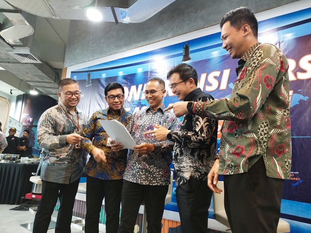 Jajaran direksi PT Asuransi BRI Life berfoto bersama seusai menyampaikan kinerjanya dalam konferensi pers, di Jakarta, Selasa (30/5/2023).