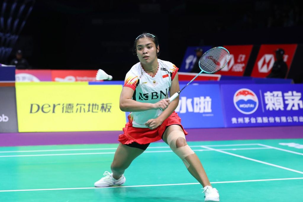 Gregoria Mariska Tunjung returned the shuttlecock to Japanese player Akane Yamaguchi during the Uber Cup preliminaries at Chengdu Hi Tech Zone Sports Centre Gymnasium, Chengdu, China, on Wednesday (1/5/2024). Gregoria won with a score of 17-21, 21-17, 21-13.