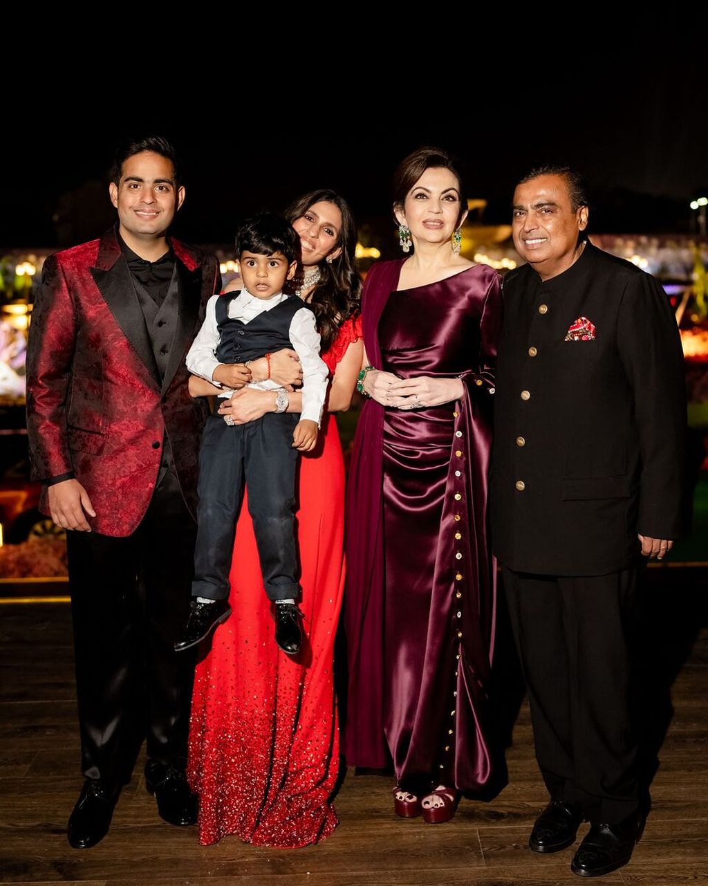 Miliarder India Mukesh Ambani (kanan) bersama istrinya, Nita Ambani (kedua dari kanan), Akash Ambani (kiri), dan menantunya, Shloka Mehta, berfoto bersama dalam pesta prapernikahan Anant Ambani dan Radhika Merchant di Jamnagar, India, Jumat (1/3/2024). 