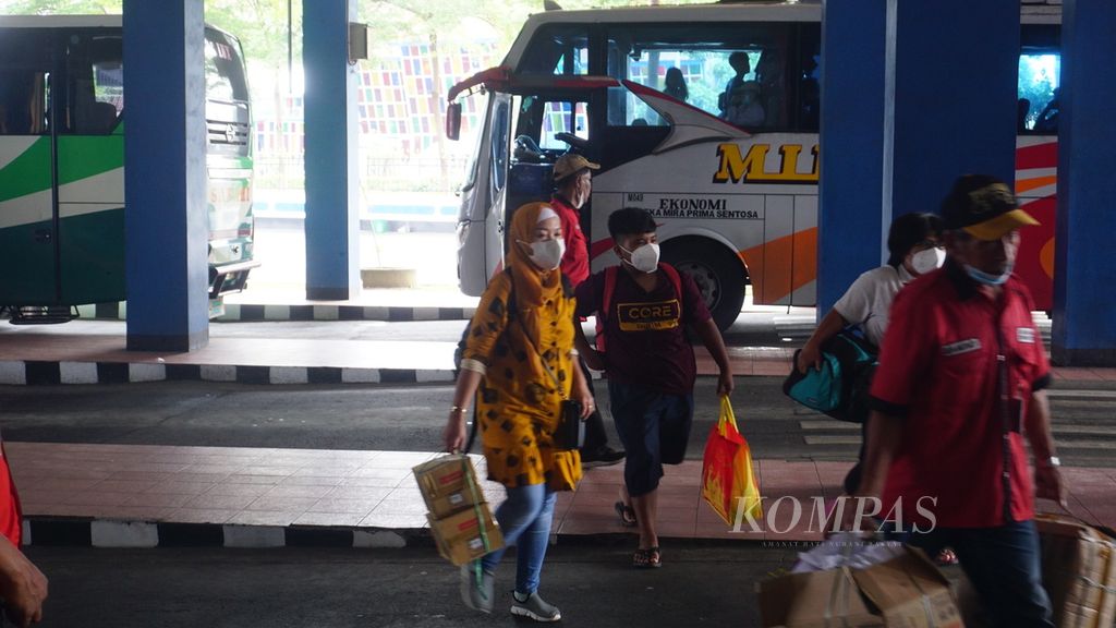 Para penumpang baru saja turun dari busnya di Terminal Tirtonadi, Kota Surakarta, Jawa Tengah, Jumat (29/4/2022). Terjadi peningkatan penumpang selama masa mudik Lebaran tahun ini. Peningkatannya bisa mencapai 80 persen di puncak arus mudik.