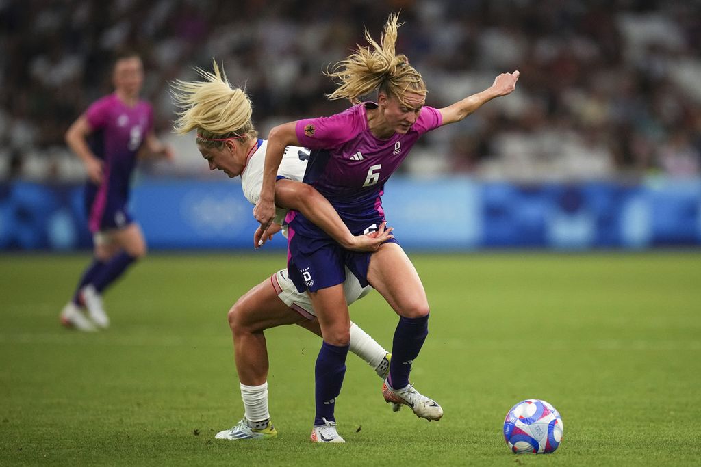 Pemain Amerika Serikat, Lindsey Horan (kiri), dan pemain Jerman, Janina Minge, berebut bola dalam pertandingan penyisihan Grup B sepak bola putri Olimpiade Paris 2024 di Stadion Velodrome, Marseille, Perancis, Minggu (28/7/2024) atau Senin dini hari WIB.