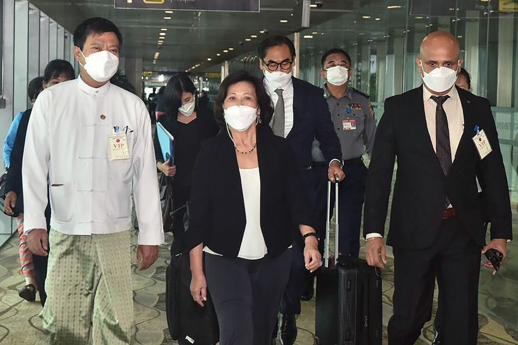 Utusan Khusus PBB untuk Myanmar Noeleen Heyzer (tengah) tiba di Bandara Internasional Yangon, 16 Agustus 2022. Heyzer untuk pertama kalinya berkunjung ke Myanmar dan berdialog dengan junta militer untuk menyelesaikan krisis pascakudeta militer di negara itu. 