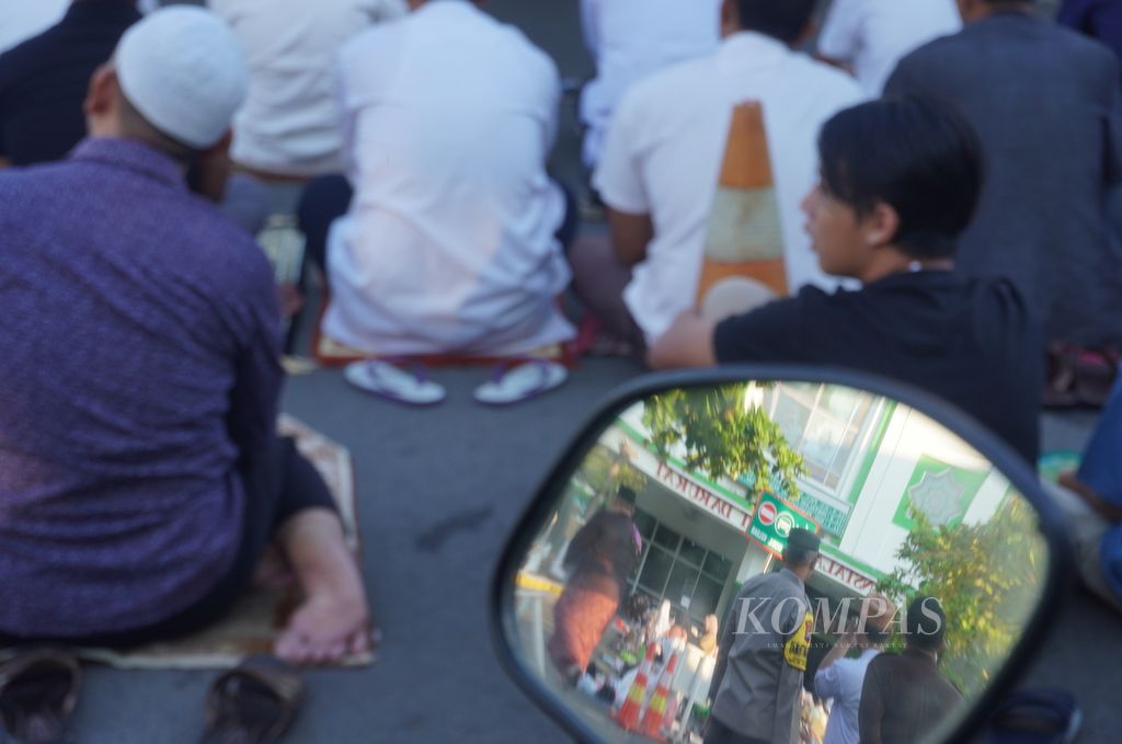  Polisi menjaga keamanan di sekitar lokasi shalat Idul Adha di halaman parkir Rumah Sakit Roemani Muhammadiyah, Kota Semarang, Jawa Tengah, Rabu (28/6/2023). Shalat Idul Adha perdana yang digelar setelah pemerintah mencabut status pandemi Covid-19 tersebut kembali diikuti oleh sekitar 1.000 orang. Tiga tahun terakhir, shalat Idul Adha di lokasi itu digelar terbatas dengan protokol kesehatan yang ketat. 