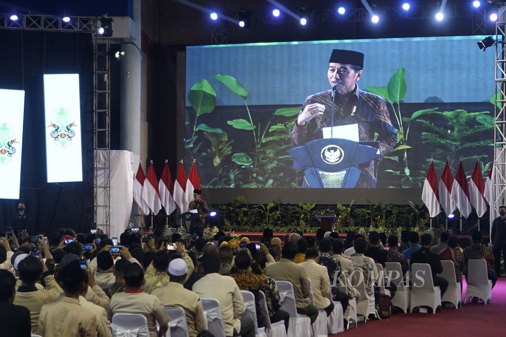 Presiden Joko Widodo memberi sambutan dalam Muktamar XVIII Pemuda Muhammadiyah di Kota Balikpapan, Kalimantan Timur, Rabu (22/2/2023).