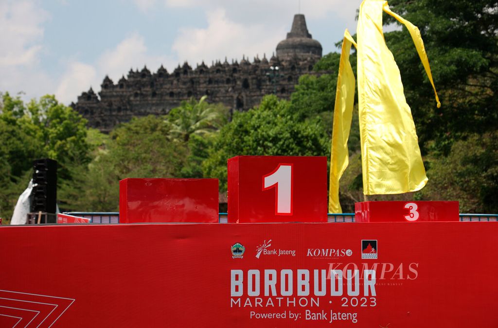 Podium untuk panggung para pelari berprestasi pada ajang Borobudur Marathon 2023 Powered by Bank Jateng di Taman Lumbini, kawasan Candi Borobudur, Kabupaten Magelang, Jawa Tengah, Sabtu (17/11/2023). 