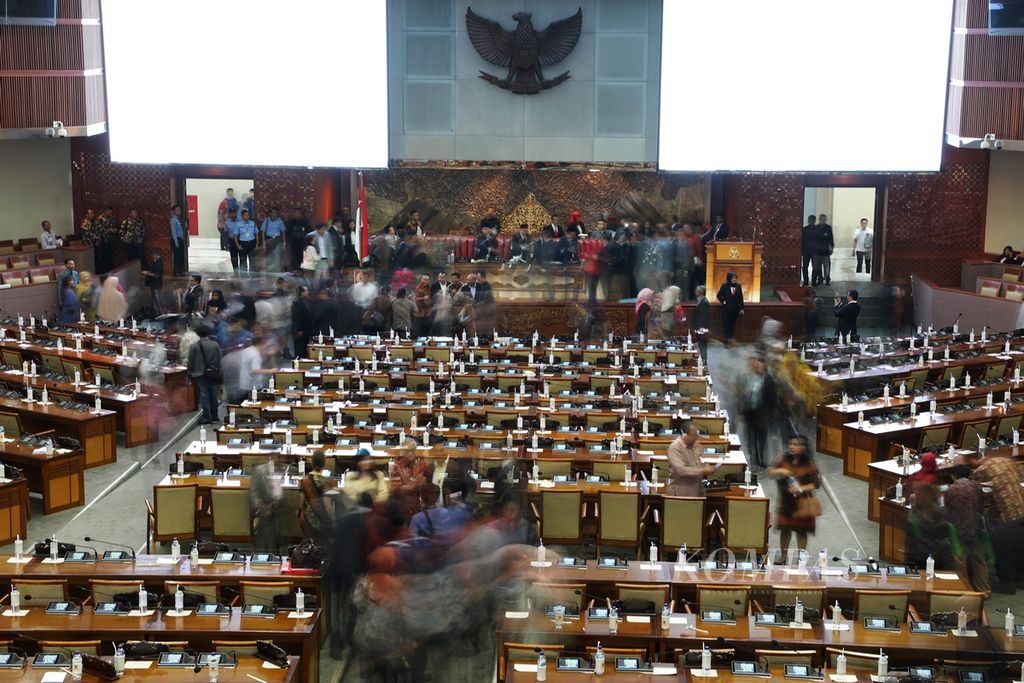 Suasana ruang sidang paripurna seusai pelaksanaan persidangan di Kompleks Gedung Parlemen, Senayan, Jakarta, Senin (30/9/2019). Sidang paripurna tersebut menjadi persidangan terakhir bagi anggota DPR periode 2014-2019. Anggota DPR baru, periode 2019-2024 akan dilantik pada Selasa (1/10/2019). 