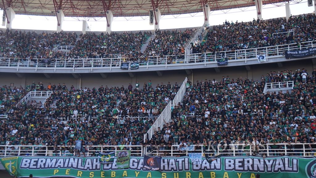 Bonek, pendukung Persebaya Surabaya, mendukung tim kesayangan mereka saat menjamu Arema FC di pekan ke-13 Liga 1 di Stadion Gelora Bung Tomo, Surabaya, Jawa Timur, Sabtu (23/9/2023).