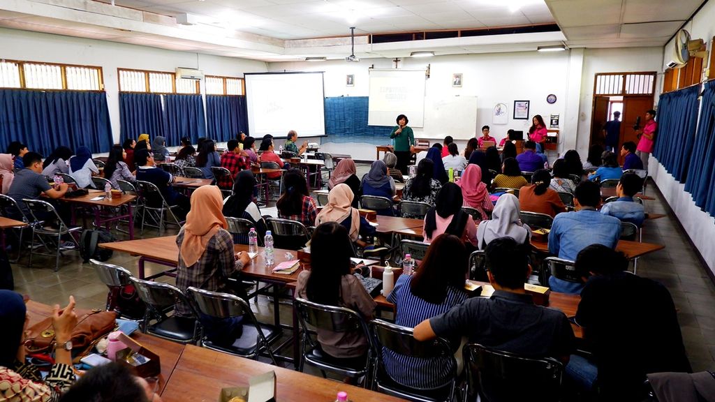 Suasana diskusi tentang gangguan kepribadian ambang (<i>borderline personality disorder</i>) di kampus Fakultas Psikologi Universitas Katolik Soegijapranata, Kota Semarang, Jawa Tengah, Jumat (25/10/2019).