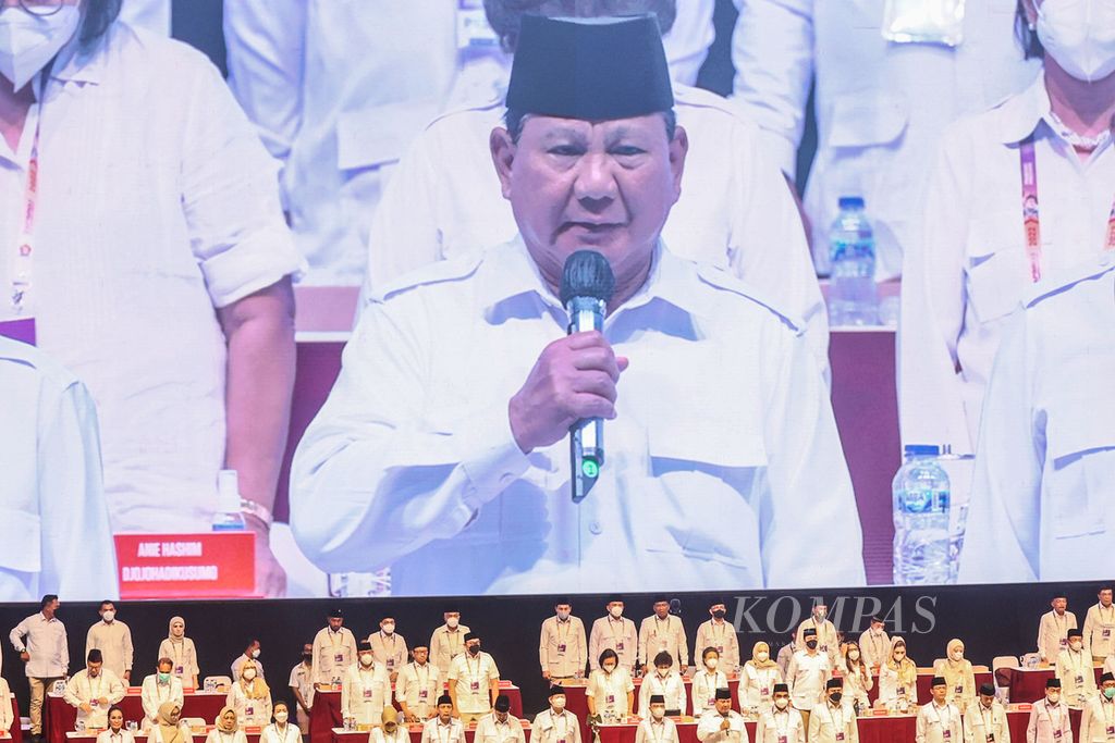 Ketua Umum Partai Gerindra Prabowo Subianto bersama jajaran pengurus partai menghadiri pembukaan Rapat Pimpinan Nasional (Rapimnas) Partai Gerindra di Sentul, Bogor, Jawa Barat, Jumat (12/8/2022). Ribuan kader menghadiri rapimnas yang akan berlangsung hingga Sabtu (12/8/2022). Dalam rapimnas itu, kader partai meminta Prabowo Subianto diajukan kembali menjadi calon presiden untuk yang ketiga kalinya. 