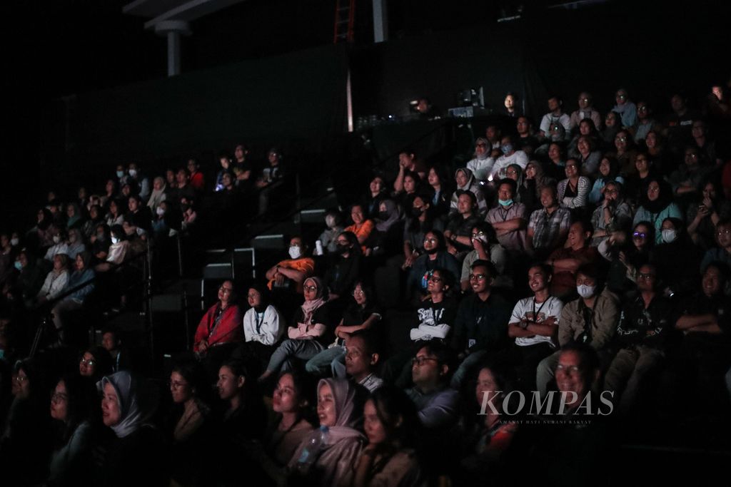 Penonton menyaksikan film <i>Kejarlah Janji</i> dalam acara nonton bareng karyawan Kompas Gramedia di Menara <i>Kompas</i>, Jakarta, Jumat (13/10/2023). Film drama komedi yang disutradarai Garin Nugroho ini menjadi media bagi Komisi Pemilihan Umum untuk menyosialisasikan Pemilu 2024 kepada masyarakat. 