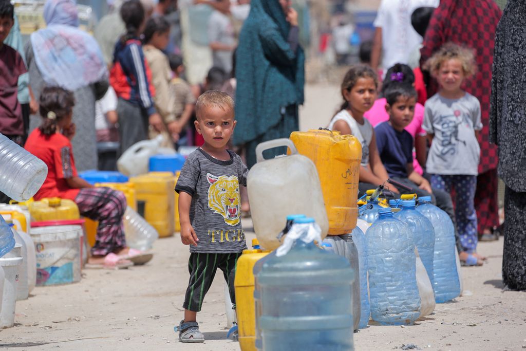 Queue for water supplies in Deir al-Balah, Gaza, on May 21, 2024.