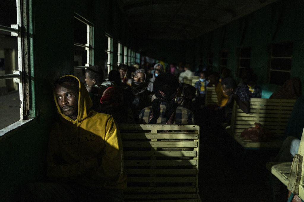 Penumpang menunggu untuk berangkat setelah mereka menaiki kereta di stasiun kereta di Dire Dawa, Ethiopia, Selasa (25/10/2022). 
