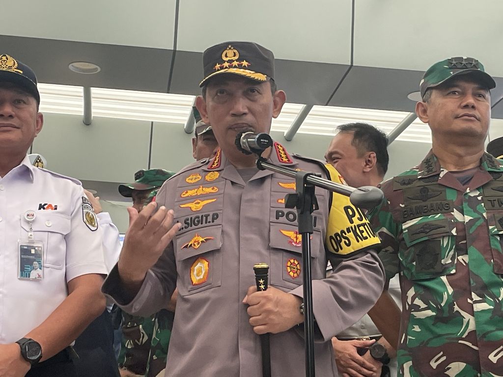 Kepala Polri Jenderal (Pol) Listyo Sigit Prabowo memberi keterangan pers seusai meninjau pelayanan mudik di Stasiun Pasar Senen, Jakarta Pusat, Rabu (19/4/2023).