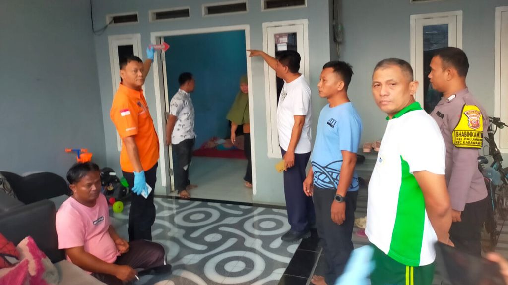 Polisi melakukan olah tempat kejadian perkara di lokasi penemuan jenazah ibu dan anak pada Kamis (24/10/2024) di Perumahan Palumbonsari, Kabupaten Karawang, Jawa Barat. Korban berinisial K dan DA ditemukan dalam kondisi tergantung di salah satu ruangan rumah.