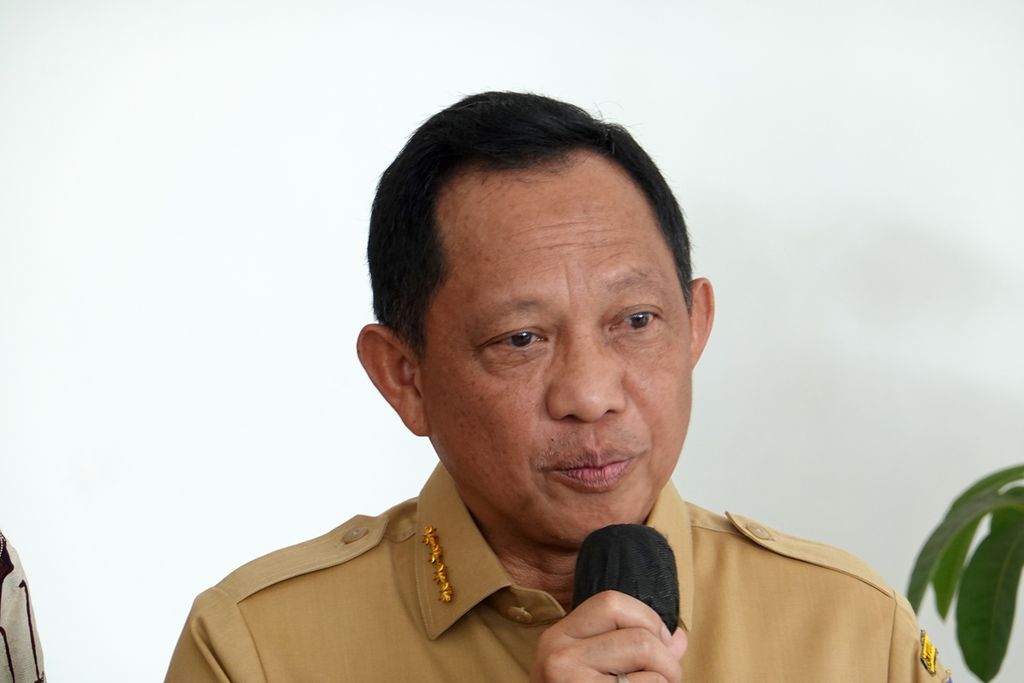 Menteri Dalam Negeri Tito Karnavian mendampingi Wakil Presiden Ma'ruf Amin ketika memberikan keterangan pers seusai acara Soft Launching MPP Digital Nasional di Istana Wapres, Jakarta Pusat, Selasa (20/6/2023).