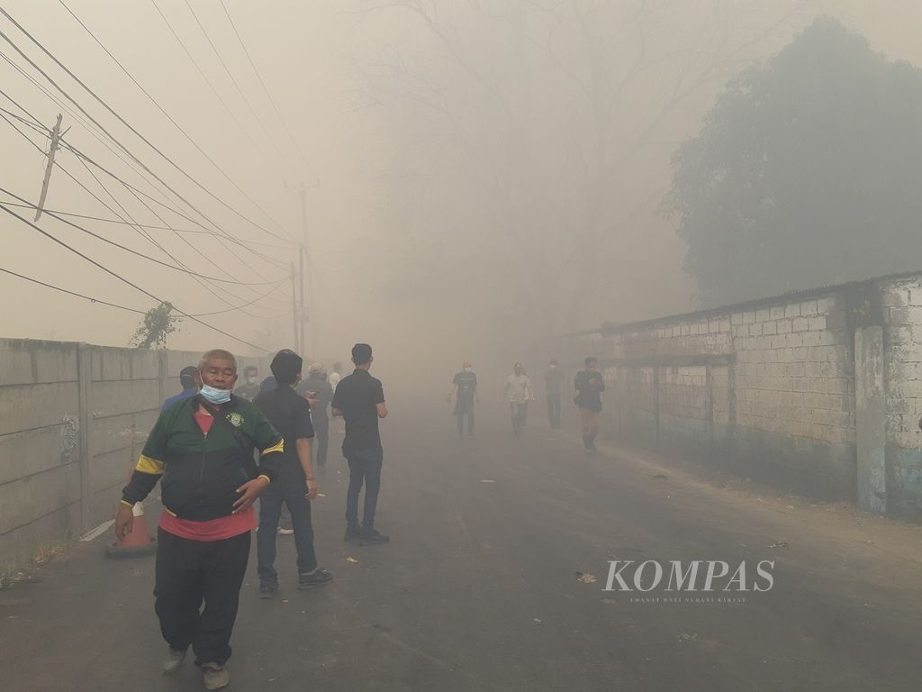 Asap dampak dari kebakaran Tempat Pemrosesan Akhir (TPA) Rawa Kucing, Kecamatan Neglasari, Kota Tangerang, kian menebal, Sabtu (21/10/2023). Akibatnya, warga sekitar harus dievakuasi.
