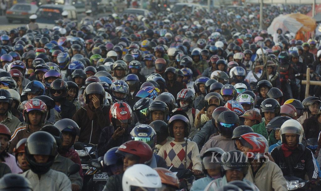 Kerumunan pemudik sepeda motor yang akan memasuki Surabaya di Bangkalan, Jawa Timur, 9 Oktober 2009.