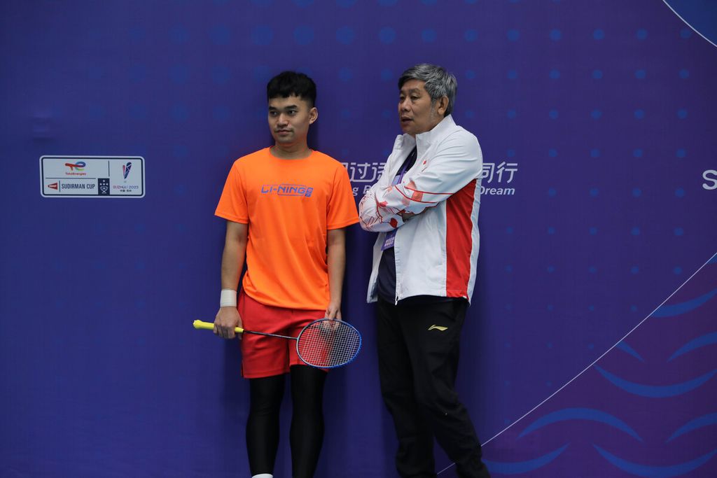 Ganda putra Indonesia, Leo Rolly Carnando, berbincang dengan pelatihnya, Herry Iman Pierngadi, di sela latihan hari kedua Piala Sudirman di Suzhou Olympic Sports Center, China, Sabtu (13/5/2023).