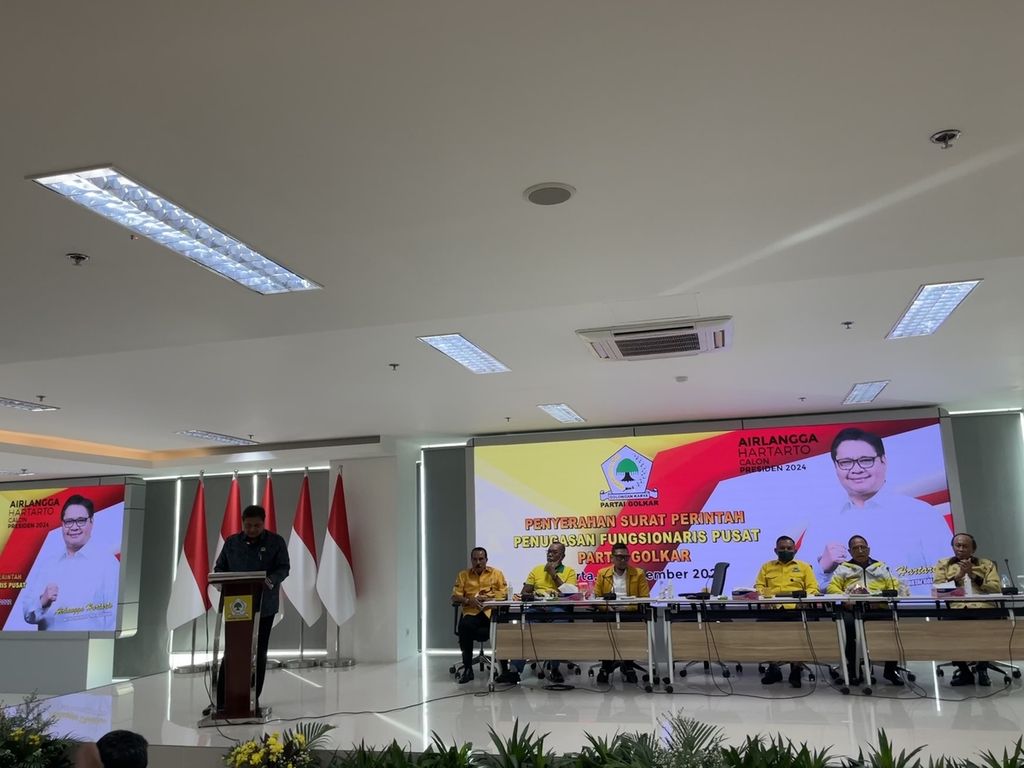 Ketua Umum Partai Golkar Airlangga Hartarto (kiri) memberikan sambutan saat seremonial pelepasan 1.160 bakal calon anggota legislatif ke daerah pemilihan, di Kantor DPP Partai Golkar, Slipi, Jakarta, Selasa (22/11/2022).