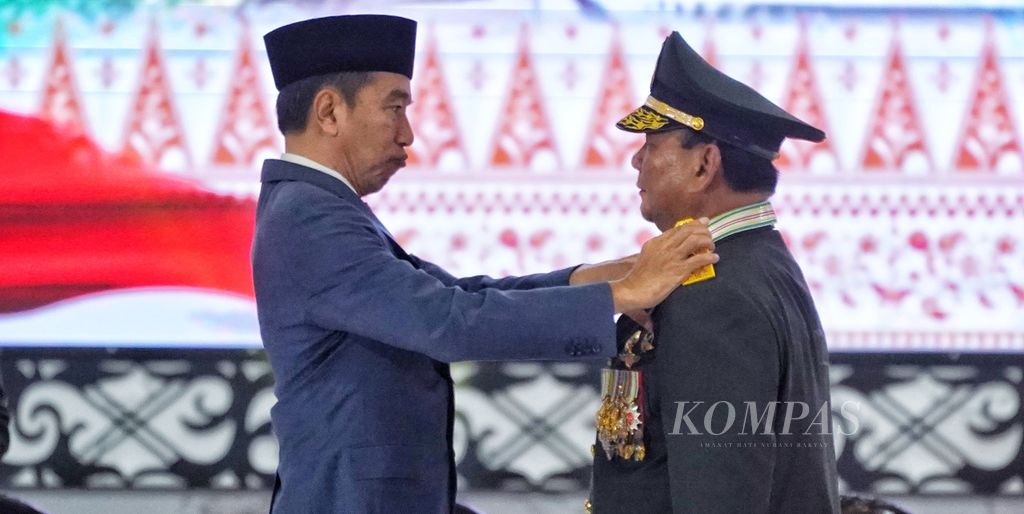 Presiden Joko Widodo (kiri) menyematkan tanda pangkat jenderal kehormatan kepada Menteri Pertahanan Prabowo Subianto pada acara Rapat Pimpinan TNI-Polri di Mabes TNI, Cilangkap, Jakarta Timur, Rabu (28/2/2024). 