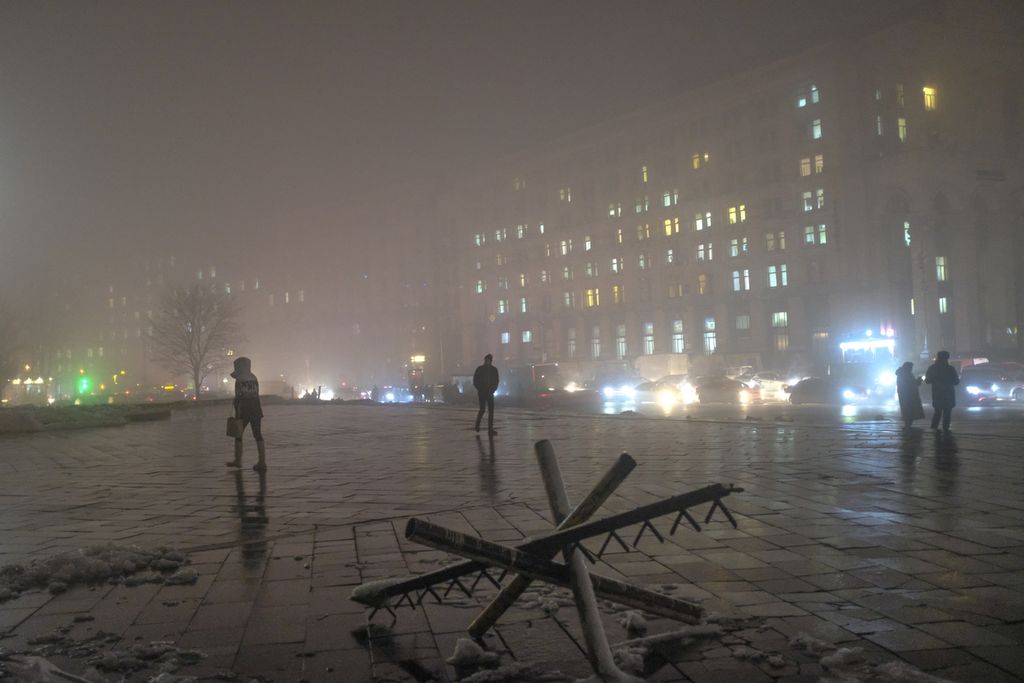 Salju turun di Kyiv, Ukraina pada 24 November 2022. Kala suhu turun di bawah nol derajat celsius, jaringan listrik dan gas di berbagai kota Ukraina tidak bisa dipakai. 