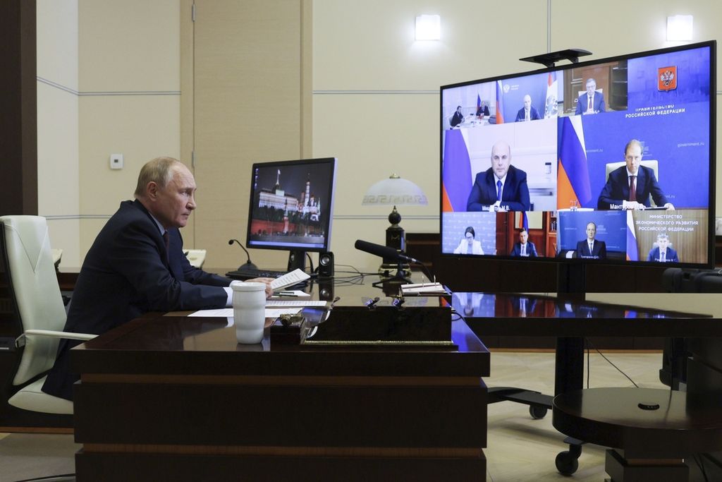 Presiden Rusia Vladimir Putin melakukan telekonferensi membahas sejumlah masalah ekonomi dengan para pembantunya di Novo-Ogaryovo, tidak jauh dari Moskwa, Senin (26/8/2024). Putin berencana untuk mengunjungi Mongolia, 3 September 2024. 