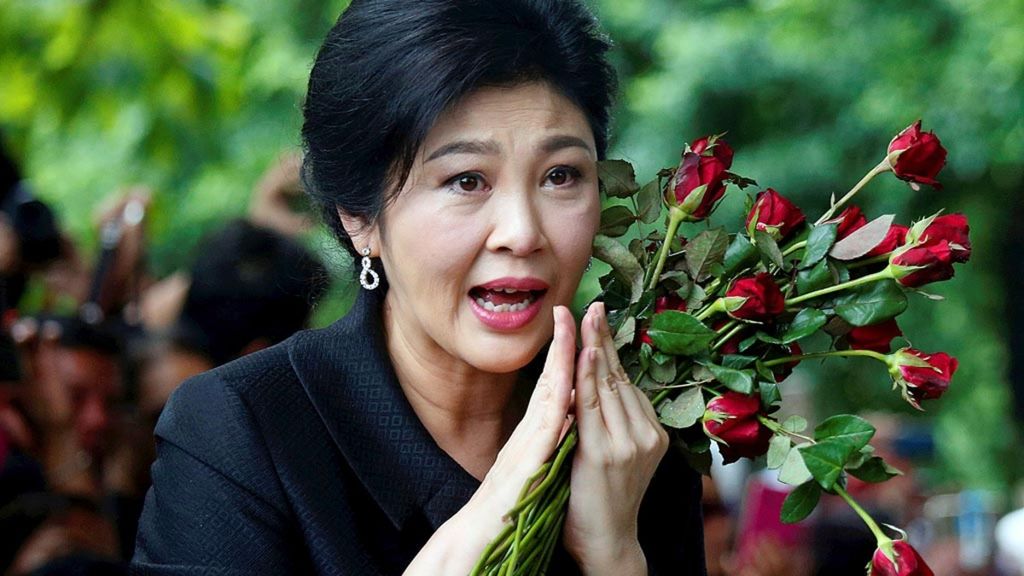 Arsip foto yang diambil per 21 Juli 2017 ini menunjukkan mantan Perdana Menteri Thailand Yingluck Shinawatra menyapa pendukungnya saat tiba di Mahkamah Agung untuk membacakan pernyataan terakhinrya pada sidang dengan dakwaan pidana atas tindak kelalaian di Bangkok, Thailand. Mahkamah Agung pada 27 September 2017 akhirnya memvonis Yingluck bersalah dan menjatuhkan hukuman lima tahun penjara atas kelalaiannya sehingga menghilangkan uang subsidi beras. (AP Photo/Sakchai Lalit, File)
