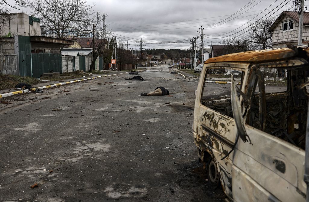 Jenazah warga sipil yang diduga menjadi korban kejahatan perang oleh militer Rusia tergeletak di jalanan kota Bucha, sebuah kota satelit barat laut ibu kota Ukraina, Kiev, Sabtu (2/4/2022). Rusia membantah keras melakukan kejahatan perang di Bucha. 