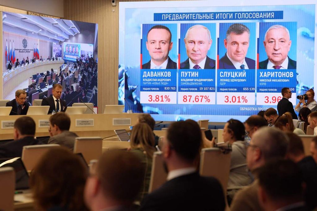 Hasil hitung cepat pemilihan presiden Rusia dipajang di Komisi Pemilihan Pusat di Moskwa, 17 Maret 2024. Vladimir Putin meraup 88 persen dari total suara pemilih.