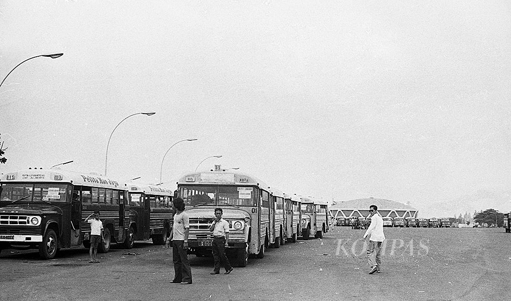 Sebagian dari 320 bus tambahan bersiap di Parkir Timur Senayan menunggu komando memasuki Lapangan Banteng untuk melayani penumpang dari Jakarta ke luar kota yang hendak berlebaran, 14 Oktober 1974.