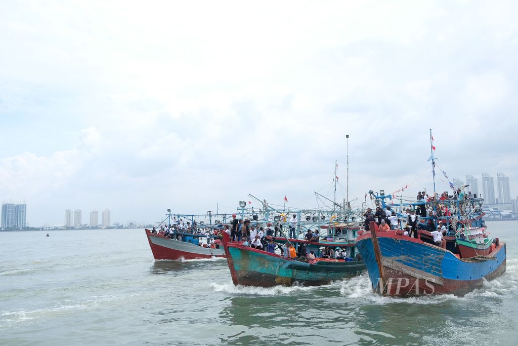 Sejumlah kapal mengikuti acara pesta laut di Teluk Jakarta, Jakarta Utara, Selasa (15/11/2022). Pesta laut ini merupakan upacara adat untuk mengungkapkan rasa syukur kepada Yang Maha Kuasa. Kata yang <i>maha kuasa</i> ditulis terpisah jika dikaitkan dengan sifat Tuhan. 