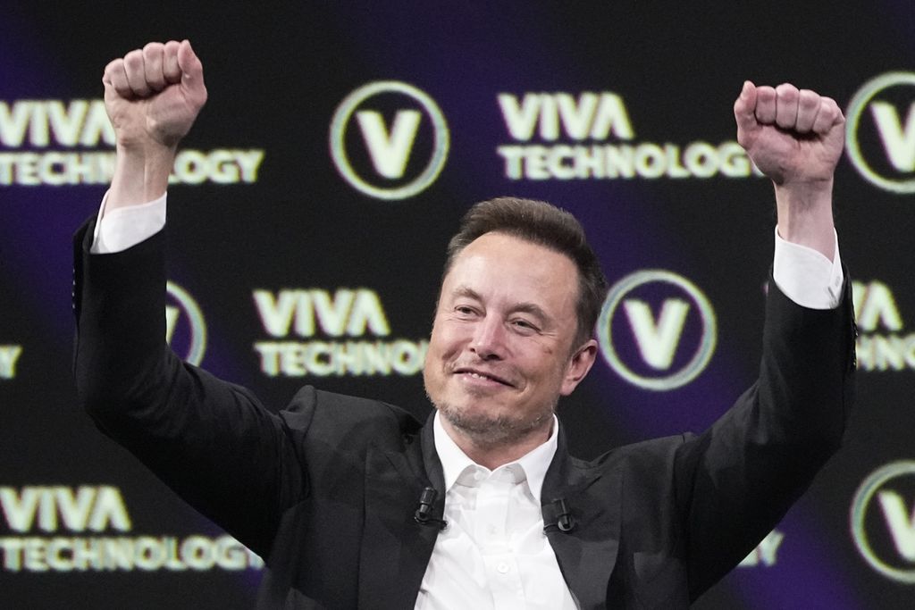 Elon Musk, pemilik X (Twitter), Tesla, dan SpaceX, mengepalkan tinjunya sembari tersenyum saat menjadi pembicara pada pameran Vivatech, Jumat, 16 Juni 2023, di Paris. Vivatech adalah acara <i>startup</i> dan teknologi terbesar di Eropa.