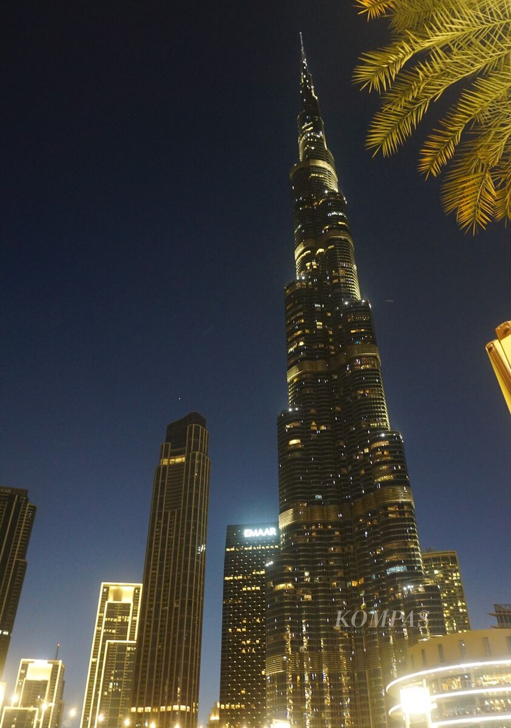 Sosok gedung tertinggi di dunia Burj Khalifa (828 meter) di Dubai, Uni Emirat Arab, jelang senja pada Kamis (21/3/2024).