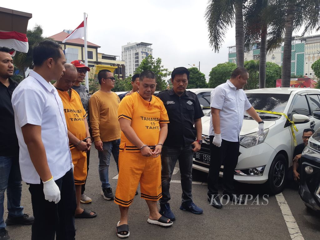 Dua pelaku penggelapan mobil rental di Bandar Lampung ditunjukkan saat ekspose kasus, Rabu (4/9/2024).