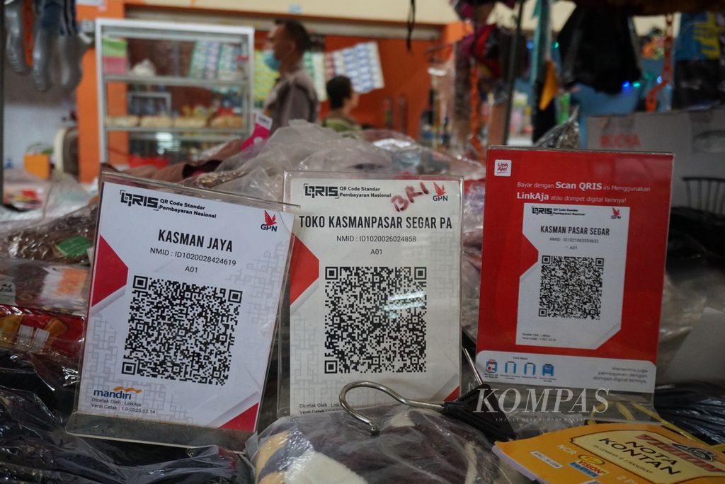 Tiga kode respons cepat standar Indonesia (QRIS) disediakan pedagang pakaian di Pasar Segar Manado, Sulawesi Utara, Rabu (3/11/2021).