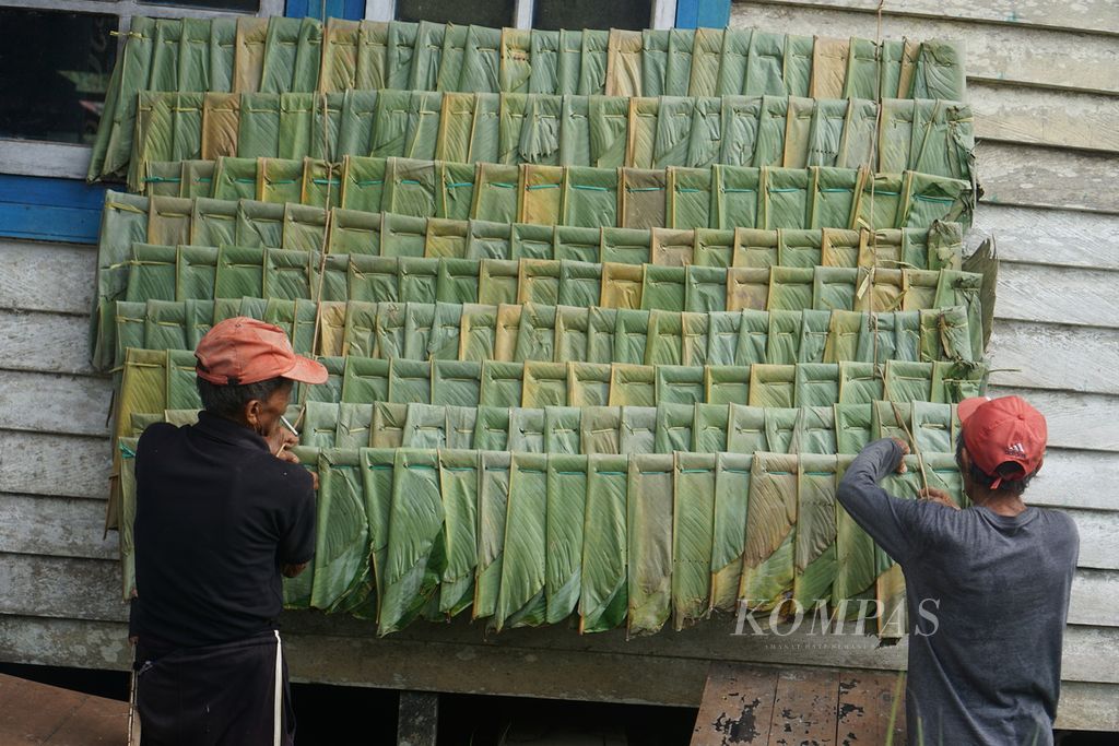 Warga menjemur daun sip yang sudah dirangkai menjadi atap yang bakal digunakan untuk pondok di ladang mereka di di Desa Long Peleban, Kecamatan Peso, Kabupaten Bulungan, Kalimantan Utara, Senin (23/10/2023).