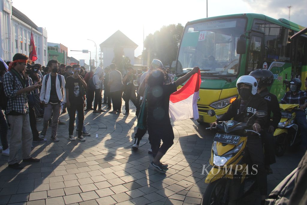 Peserta aksi mencoba memblokir jalan saat demonstrasi yang digelar kelompok Cipayung Plus Yogyakarta di kawasan Titik Nol Kilometer Kota Yogyakarta, Daerah Istimewa Yogyakarta, Senin (11/4/2022). 