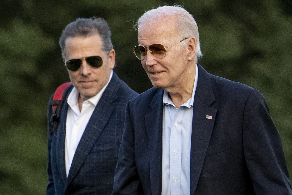Presiden Amerika Serikat Joe Biden (kanan) dan putranya, Hunter, tiba di Fort McNair, Washington, pada 25 Juni 2023.