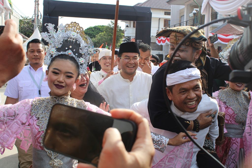 Dedi Mulyadi menggendong salah satu penampil dalam sambutan calon gubernur di Kantor Komisi Pemilihan Umum Jawa Barat di Kota Bandung, Kota Bandung, Selasa (27/8/2024).