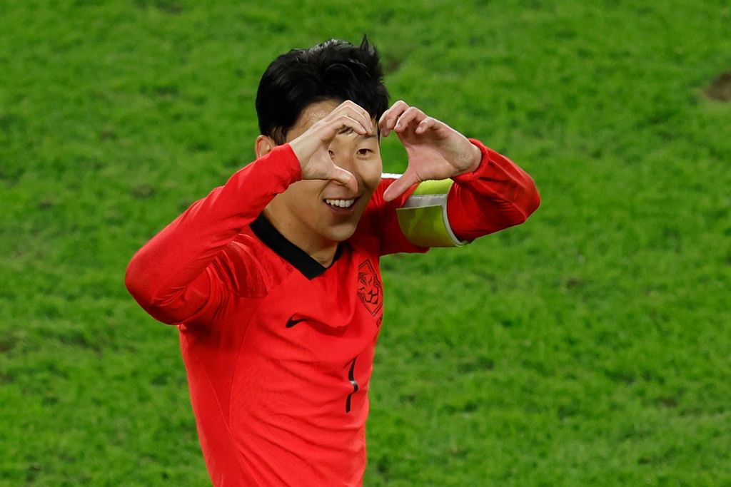Kapten Korea Selatan Son Heung-min merayakan gol kemenangan ke gawang Australia pada laga perempat final Piala Asia 2023, Sabtu (3/2/2024) dini hari WIB. Korea lolos usai menang 2-1 melalui babak perpanjangan waktu.