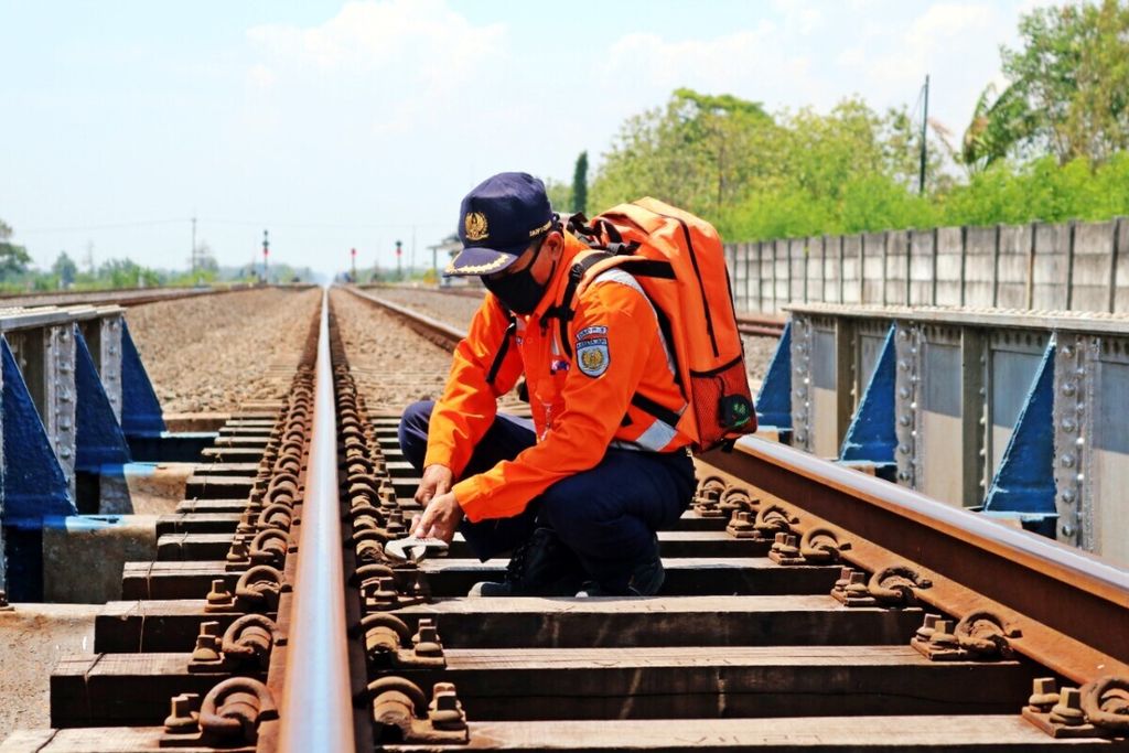 Petugas mengecek rel di wilayah PT Kereta Api Indonesia (Persero) Daerah Operasi 3 Cirebon, Jawa Barat, beberapa waktu lalu.