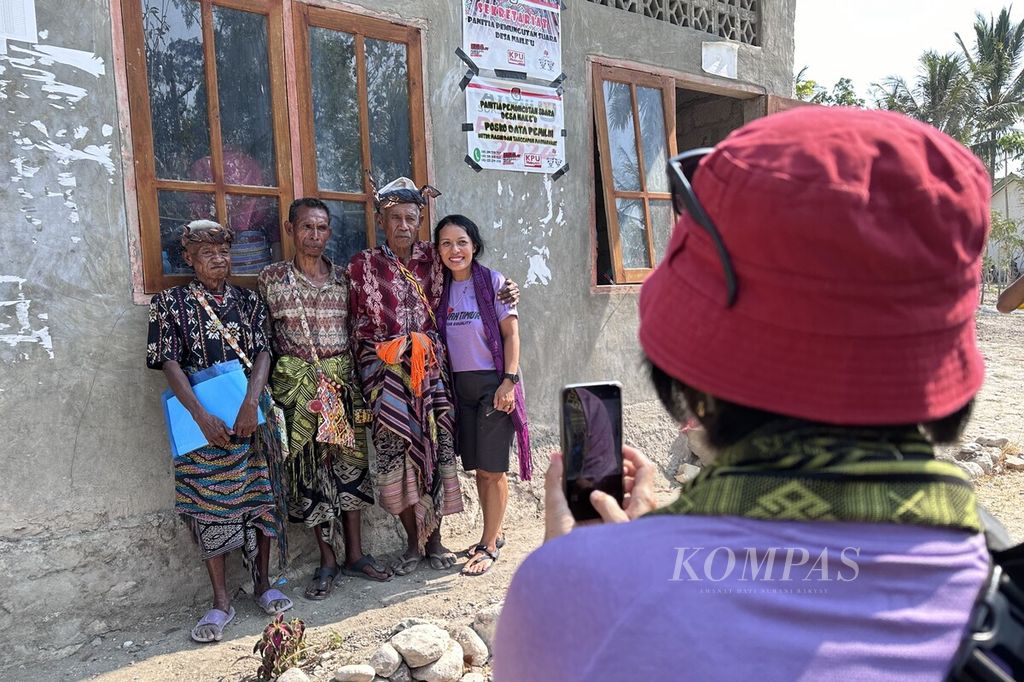 Para pelari peserta Jelajah Timur 2023 berfoto dengan tokoh masyarakat di Desa Naileu, Kecamatan Kie, Kabupaten Timor Tengah Selatan, Nusa Tenggara Timur, Kamis (26/10/2023) siang. 