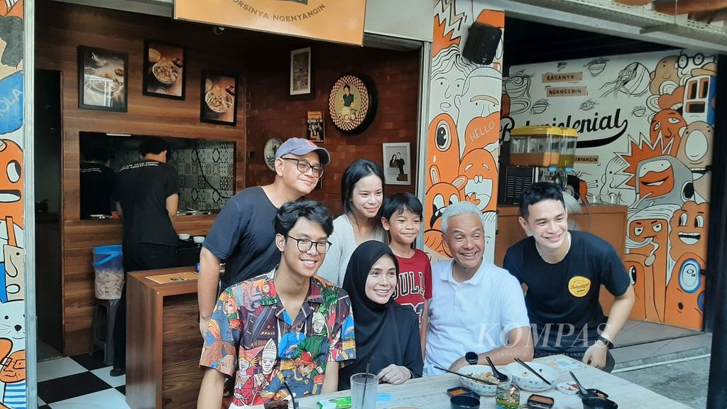 Keluarga Ganjar melayani foto bersama dengan para pengunjung saat menikmati makan siang bersama di The Ground at Nipah, Jakarta Selatan, Sabtu (21/10/2023).