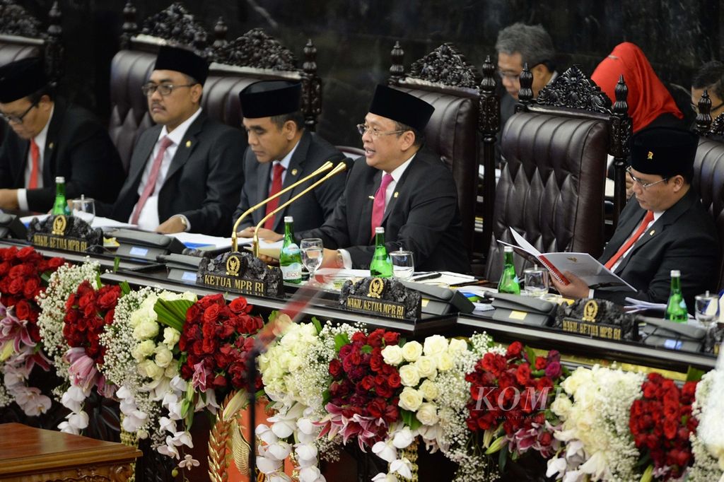 Ketua MPR Bambang Soesatyo memimpin Upacara Pelantikan Presiden dan Wakil Presiden Periode 2019-2024 dalam sidang paripurna MPR di Kompleks Parlemen, Senayan, Jakarta, Minggu (20/10/2019). 