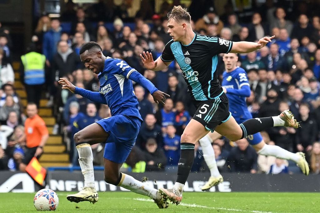 Chelsea player Nicolas Jackson (left) was harshly tackled by Leicester City player Callum Doyle during the quarter-final match of the FA Cup between Chelsea and Leicester City at Stamford Bridge Stadium, London on Sunday (17/3/2024). Doyle received a red card, but Chelsea did not receive a penalty kick.