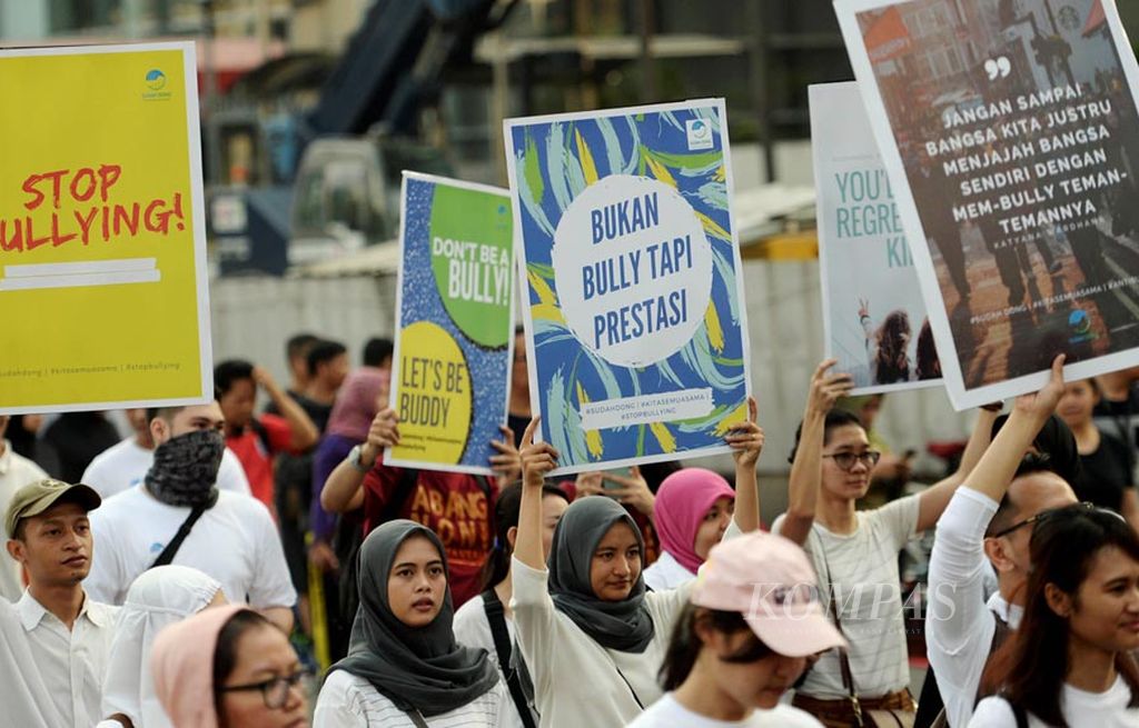 Anak-anak muda  yang tergabung dalam Komunitas Sudah Dong menggelar Aksi Solidaritas Anti-Bullying di Jalan MH Thamrin, Jakarta, Minggu (23/7). Gerakan itu diharapkan bisa mengedukasi masyarakat untuk mencegah terjadinya perundungan (bullying) di sejumlah tempat ataupun media sosial.