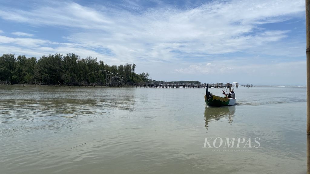 Warga mendekati Pulau Arnavat di Desa Surodadi, Kecamatan Sayung, Kabupaten Demak, Jawa Tengah, Jumat (5/1/2024).